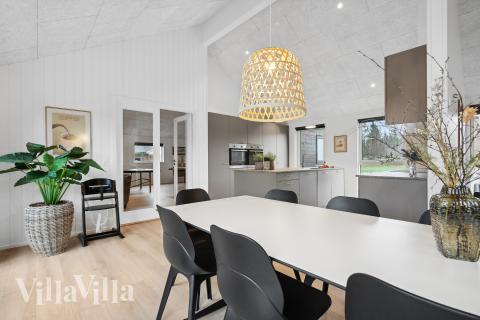 Det er plass til 20 personer i det store lyse oppholdsrommet i luksushus nr. 774.