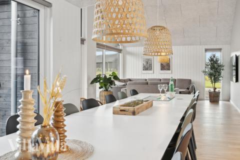 Det er plass til 18 personer i det store lyse oppholdsrommet i luksushus nr. 772.