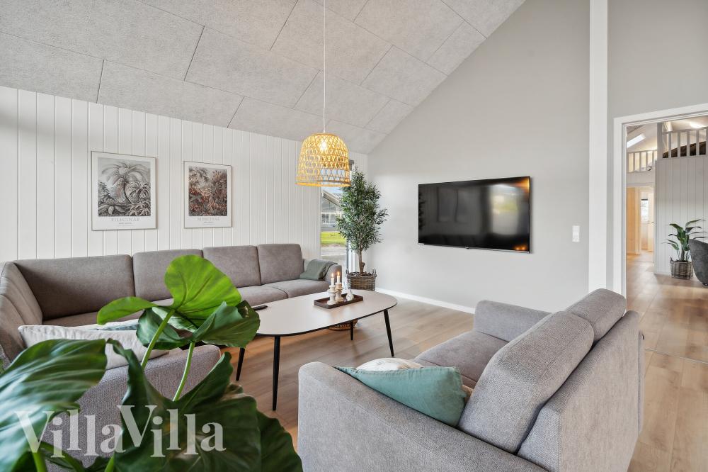 Det er god plass til hygge i feriehusets sofagruppe under oppholdet i luksushus nr. 772