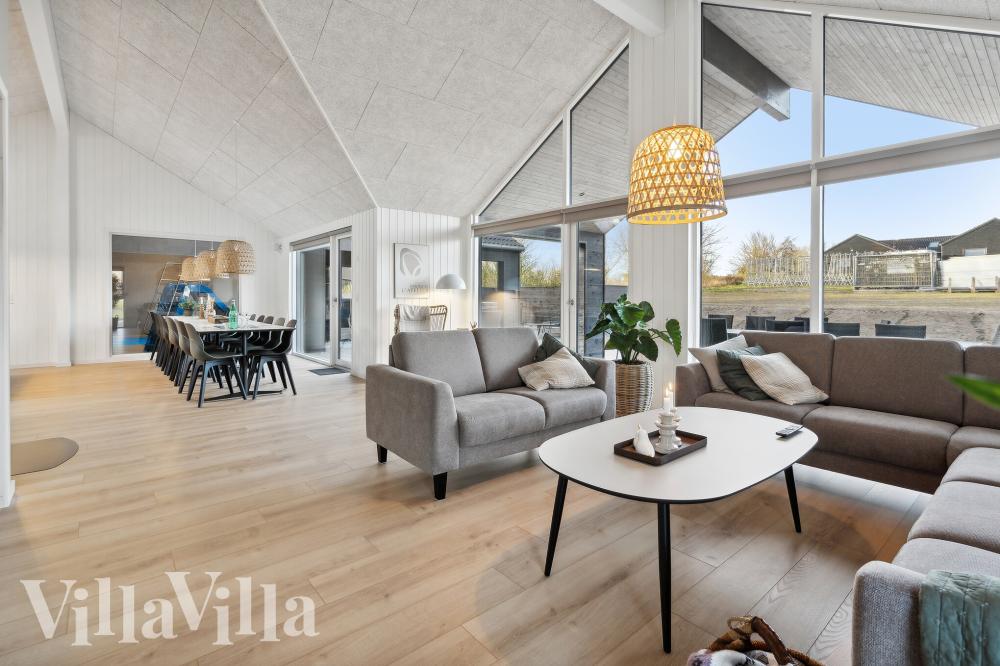 Sofaen i luksushus nr. 772 i Tyskland er perfekt for å hygge seg med et brettspill eller se en film sammen.