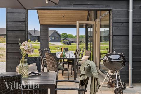 Luksushus nr. 772 har en deilig terrasse med gode hagemøbler til 18 personer.