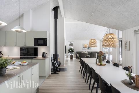 Det er plass til 18 personer i det store lyse oppholdsrommet i luksushus nr. 912.