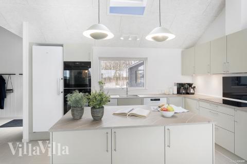 Kjøkkenet i luksushus nr. 912 er fullt utstyrt så dere lett kan lage mat til 18 personer.