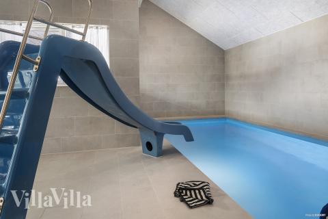 Det flotte bassenget i luksushus nr. 912 til 18 personer