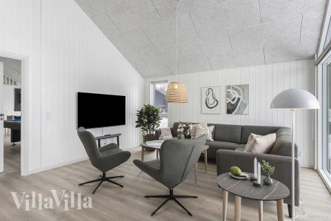 Sofaen i luksushus nr. 912 i Lolland/Falster/Møn er perfekt for å hygge seg med et brettspill eller se en film sammen.
