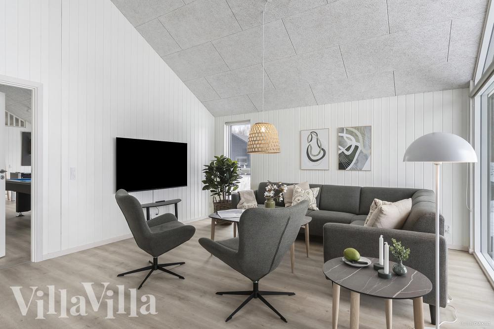 Sofaen i luksushus nr. 912 i Lolland/Falster/Møn er perfekt for å hygge seg med et brettspill eller se en film sammen.