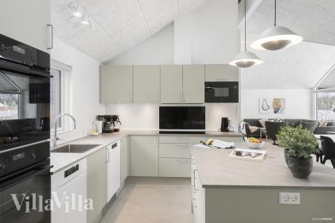 Kjøkkenet i luksushus nr. 912 er godt innrettet.