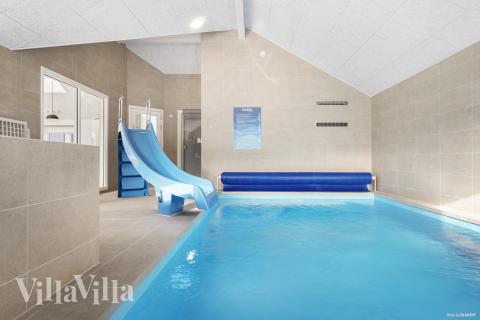 Feriehus 816 har et flott basseng med sklie, et stort innebygd boblebad og en badstue