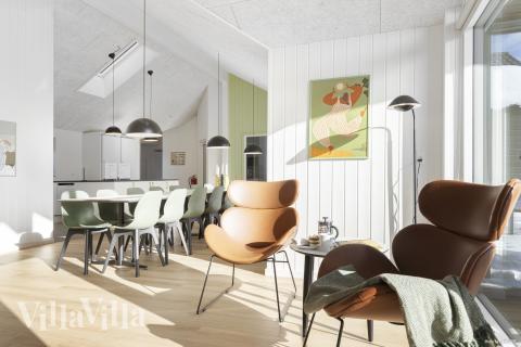 Det er god plass til at 20 personer sitter sammen i feriehusets oppholdsrom under et besøk i luksushus 816 i Østjylland.