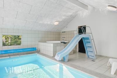 Feriehus 352 har et flott basseng med sklie, et stort innebygd boblebad og en badstue