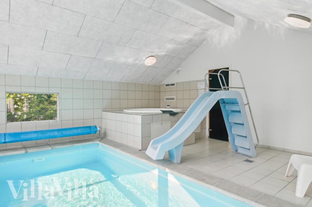 Feriehus 352 har et flott basseng med sklie, et stort innebygd boblebad og en badstue