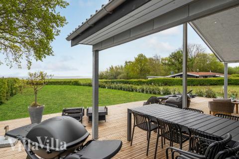 På terrassen i feriehus nr. 950 er det plass til 9 personer.