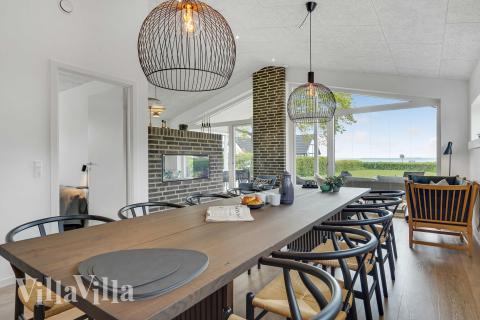 Det er plass til 9 personer i det store lyse oppholdsrommet i luksushus nr. 950.