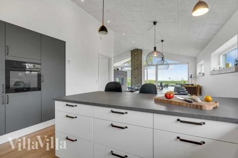 Kjøkkenet i luksushus nr. 950 er fullt utstyrt så dere lett kan lage mat til 9 personer.