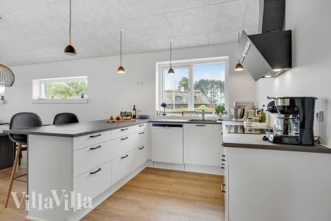 Kjøkkenet i luksushus nr. 950 er godt innrettet.