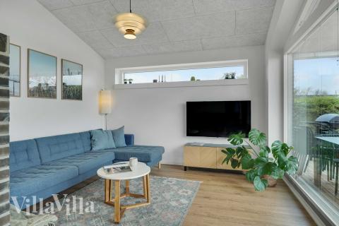 Sofaen i luksushus nr. 950 i Fyn og øyer er perfekt for å hygge seg med et brettspill eller se en film sammen.