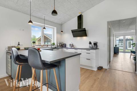 Kjøkkenet i luksushus nr. 950 i Fyn og øyer er godt innrettet.