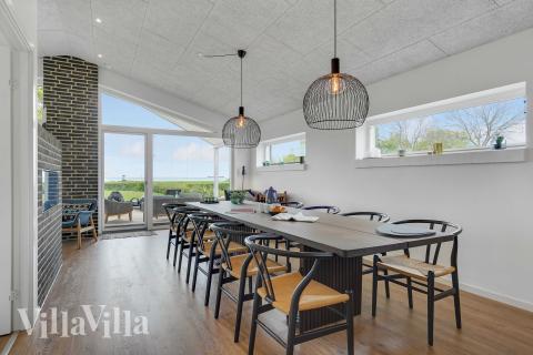 Det er god plass til at 9 personer sitter sammen i feriehusets oppholdsrom under et besøk i luksushus 950 i Fyn og øyer.