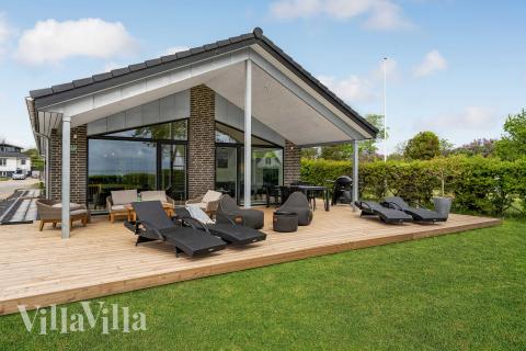 Nyt en grillkveld på terrassen i luksushus nr. 950 i Fyn og øyer