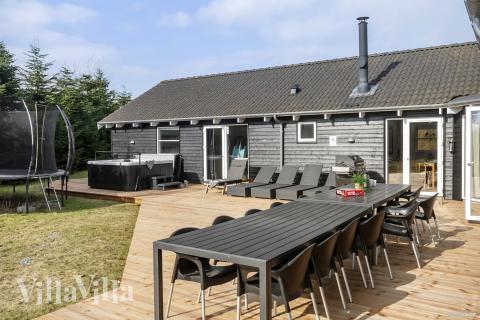 Luksushus nr. 251 har en deilig terrasse med gode hagemøbler til 20 personer.