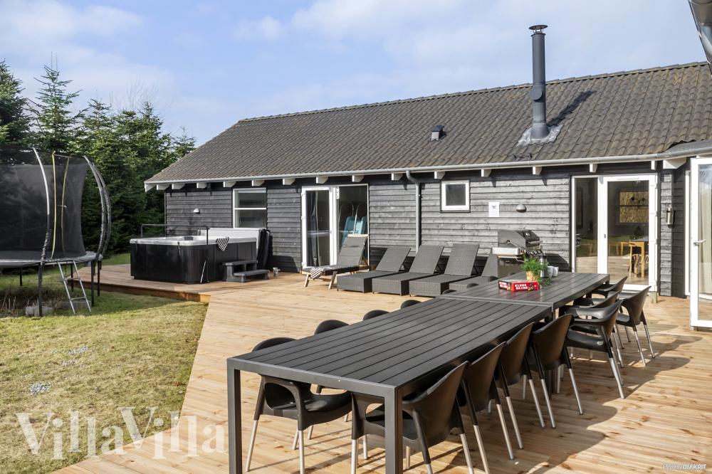 Luksushus nr. 251 har en deilig terrasse med gode hagemøbler til 20 personer.