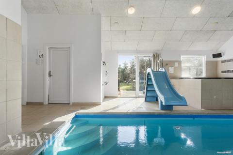 Feriehus 251 har et flott basseng med sklie, et stort innebygd boblebad og en badstue