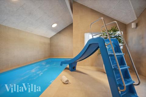 Feriehus 776 har et flott basseng med sklie, et stort innebygd boblebad og en badstue