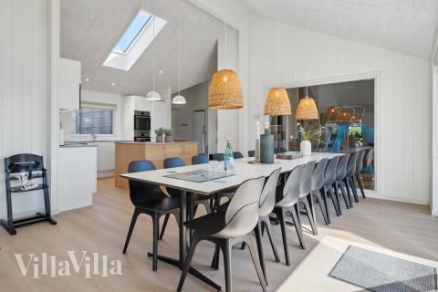 Det er plass til 18 personer i det store lyse oppholdsrommet i luksushus nr. 776.