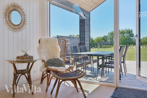 Sofaen i luksushus nr. 776 i Tyskland er perfekt for å hygge seg med et brettspill eller se en film sammen.