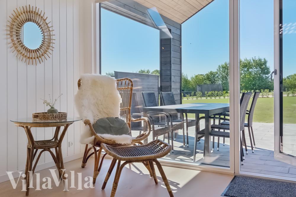 Sofaen i luksushus nr. 776 i Tyskland er perfekt for å hygge seg med et brettspill eller se en film sammen.