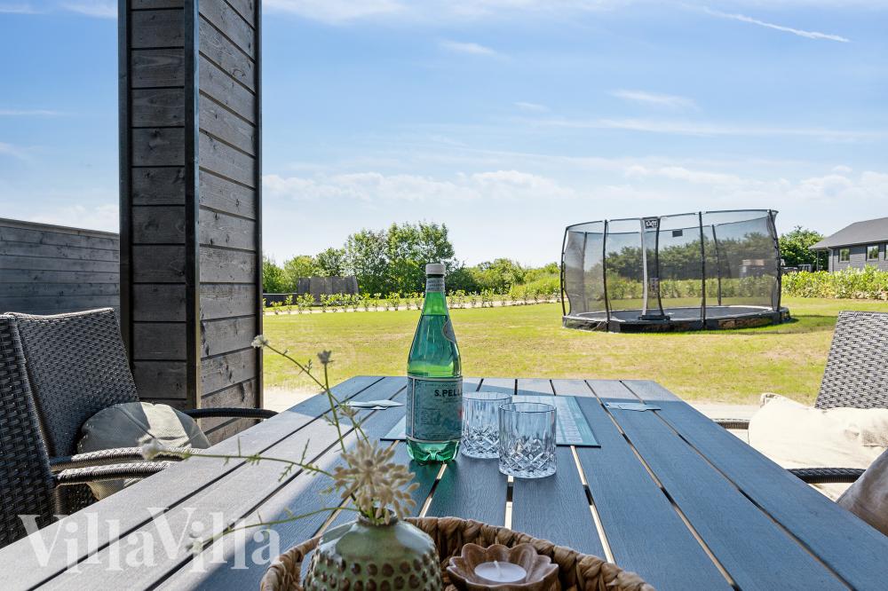 Luksushus nr. 776 har en deilig terrasse med gode hagemøbler til 18 personer.