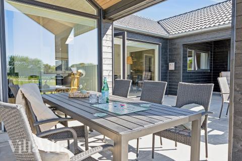 På terrassen i feriehus nr. 776 er det plass til 18 personer.