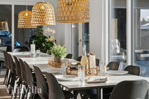 Det er plass til 24 personer i det store lyse oppholdsrommet i luksushus nr. 773.