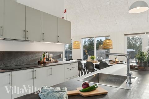 Kjøkkenet i luksushus nr. 773 er fullt utstyrt så dere lett kan lage mat til 24 personer.