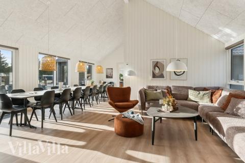 Sofaen i luksushus nr. 773 i Tyskland er perfekt for å hygge seg med et brettspill eller se en film sammen.