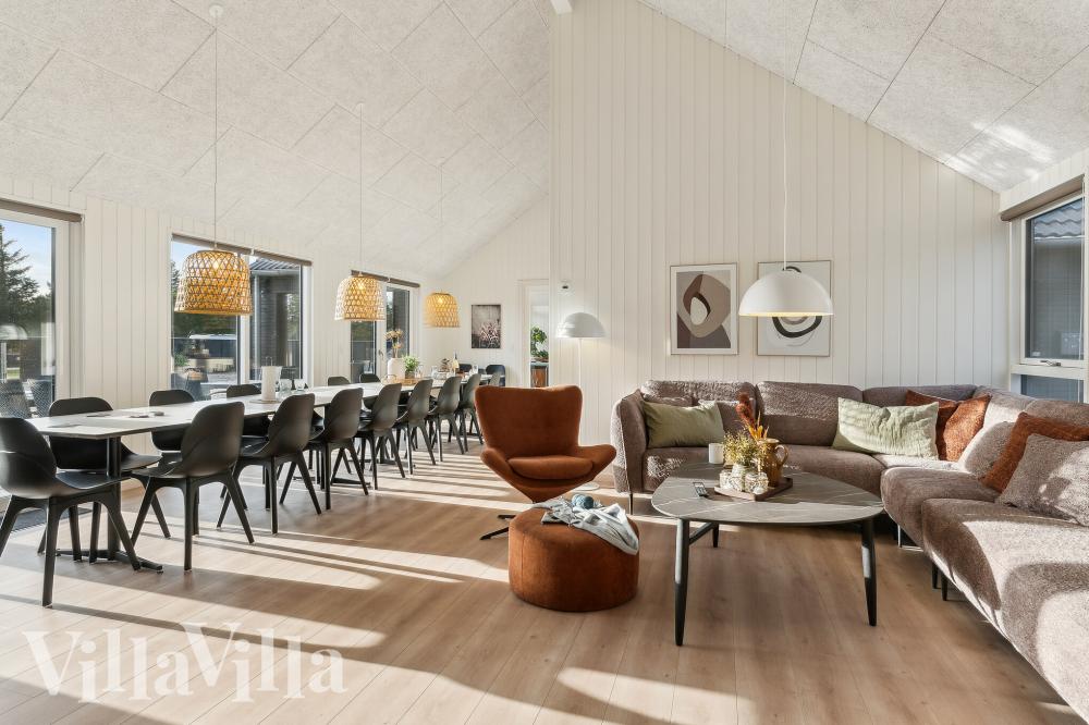 Sofaen i luksushus nr. 773 i Tyskland er perfekt for å hygge seg med et brettspill eller se en film sammen.
