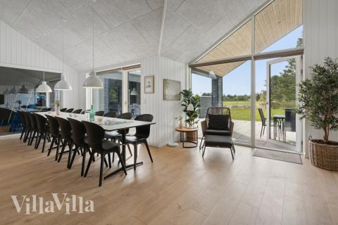 Det er plass til 16 personer i det store lyse oppholdsrommet i luksushus nr. 775.