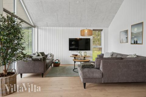 Det er god plass til hygge i feriehusets sofagruppe under oppholdet i luksushus nr. 775