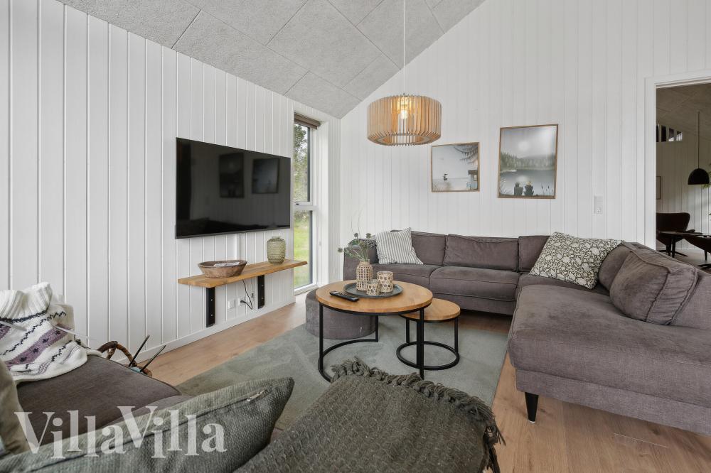 Sofaen i luksushus nr. 775 i Tyskland er perfekt for å hygge seg med et brettspill eller se en film sammen.