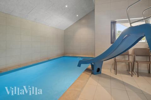 Feriehus 775 har et flott basseng med sklie, et stort innebygd boblebad og en badstue