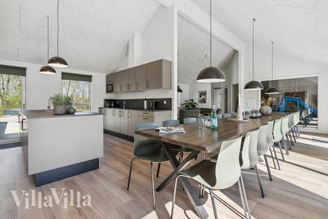 Det er plass til 24 personer i det store lyse oppholdsrommet i luksushus nr. 777.