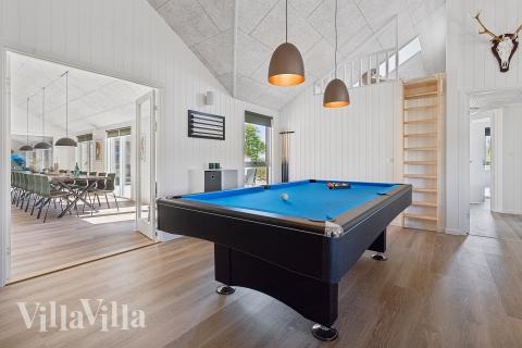 I tillegg til alle aktivitetsmulighetene i husets bassengavdeling, kan du også spille biljard, bordtennis og dart i luksushus nr. 777