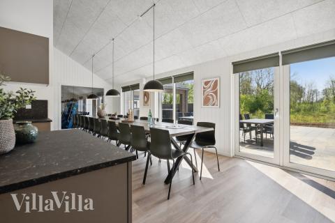 Det er god plass til at 24 personer sitter sammen i feriehusets oppholdsrom under et besøk i luksushus 777 i Tyskland.