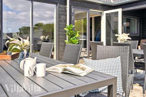 Luksushus nr. 777 har en deilig terrasse med gode hagemøbler til 24 personer.