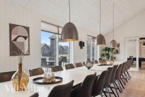 Det er plass til 26 personer i det store lyse oppholdsrommet i luksushus nr. 779.