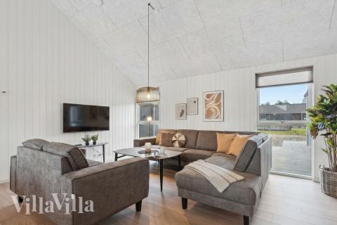 Sofaen i luksushus nr. 779 i Tyskland er perfekt for å hygge seg med et brettspill eller se en film sammen.