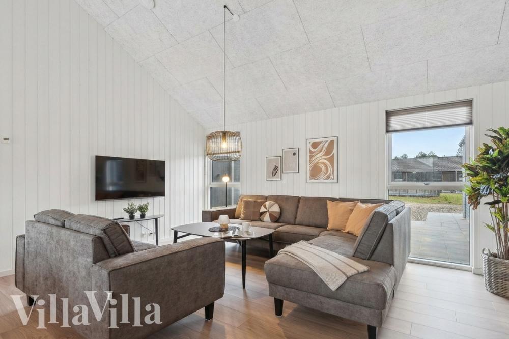Sofaen i luksushus nr. 779 i Tyskland er perfekt for å hygge seg med et brettspill eller se en film sammen.
