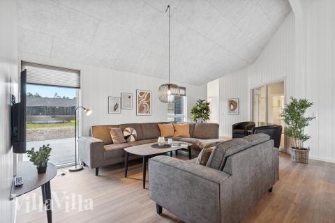 Sofaen i luksushus nr. 781 i Tyskland er perfekt for å hygge seg med et brettspill eller se en film sammen.