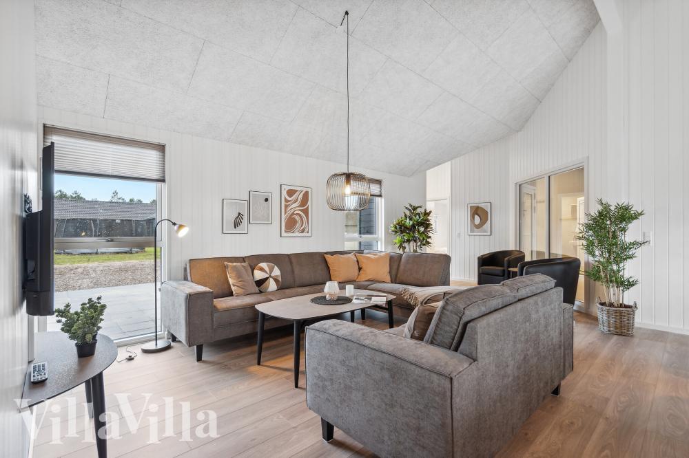 Sofaen i luksushus nr. 781 i Tyskland er perfekt for å hygge seg med et brettspill eller se en film sammen.
