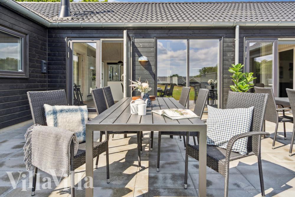 Luksushus nr. 781 har en deilig terrasse med gode hagemøbler til 26 personer.